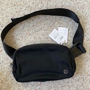 Lululemon everywhere crossbody belt bag in black